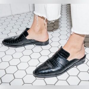 Freda Salvador Black Leather Keen Mule in black size 7